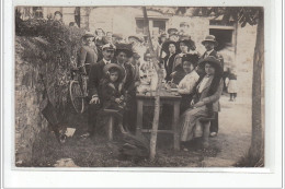 EQUEURDREVILLE - CARTE PHOTO - Groupe D'hommes, Femmes Et Enfants Attablés, Jour De Fête - Très Bon état - Equeurdreville