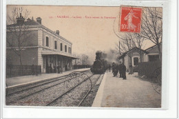 VALREAS - La Gare - Train Venant De Pierrelatte - Très Bon état - Valreas