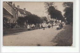 FRESNAY SUR SARTHE - Procession - CARTE PHOTO - Très Bon état - Malícorne Sur Sarthe