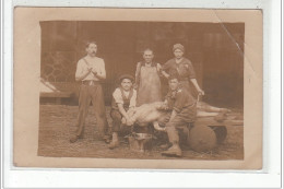 SAINT JEAN PIED DE PORT - CARTE PHOTO 1908 - Groupe S'apprêtant à égorger Un Cochon - Très Bon état - Saint Jean Pied De Port