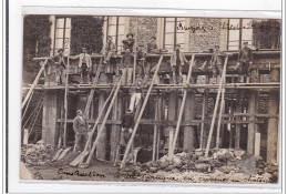 BRUYERES LE CHATEL : Carte Photo D'ouvriers Travaillant à La Construction D'un Portique Au Château - état - Bruyeres Le Chatel