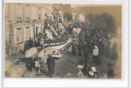 PIERREFONDS : CARTE PHOTO - CAVALCADE - Très Bon état - Pierrefonds