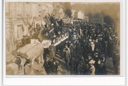 PIERREFONDS : CARTE PHOTO - CAVALCADE - Très Bon état - Pierrefonds