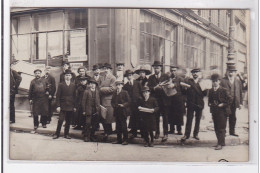 PARIS 2 ème : Carte Photo Un Groupe Pris Devant La Bourse (angle Vivienne)- Très Bon état - Distrito: 02