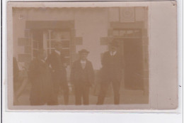 CORLAY : Carte Photo D'un Groupe Devant Un Café Vers 1905 - Bon état (un Pli) - Other & Unclassified