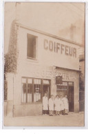 MONTREUIL : Carte Photo D'un Salon De Coiffure - Très Bon état (trace Au Dos) - Montreuil