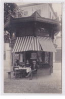 SAINT GEORGES DE RENEINS : Carte Photo D'un Kiosque A Journaux (marchand De Cartes Postales) - Très Bon état - Other & Unclassified