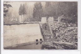 VAINE ? : A Localiser - Carte Photo D'un Barrage Détruit Vers 1911 - Très Bon état - Autres & Non Classés