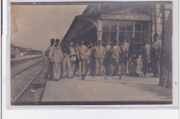 AUBERVILLIERS LA COURNEUVE : Carte Photo De Militaires Sur Les Quais De La Gare Vers 1910 - Très Bon état - Aubervilliers