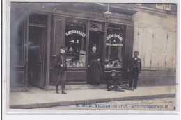 COURBEVOIE : Carte Photo Du Magasin De La Société """"Au Bec AUER"""" Au 3 Rue Victor Hugo - Très Bon état - Courbevoie