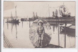 ROYAN : Petite Fille Assise à La Plage Et Une Vue Du Quai, Montage - Très Bon état - Royan