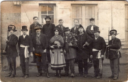 Carte Photo De Jeune Garcon Déguisé Posant Dans La Cour De Leurs école Vers 1930 - Personnes Anonymes