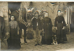 CARTE PHOTO - SORTIE DE L'ATTELAGE DU CHEVAL DEVANT LA PORTE ET LA FAMILLE - Paesani