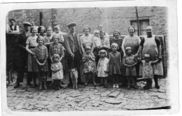 Carte Photo D'une Famille Avec Une Petite Chèvre Tenue En Laisse Posant Dans La Cour De Leurs Maison Vers 1940 - Personnes Anonymes