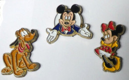 PAT14950 DISNEY  CARBURANT ESSO MICKEY PLUTO MINNIE Série Complète De 3 Pin's - Disney