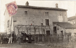 Carte Photo D'une Famille Posant Devant Leurs Maison Vers 1920 - Personnes Anonymes