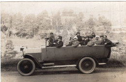 Carte Photo De Femmes élégante Avec Des Homme Dans Un Car Sur A La Campagne Vers 1920 - Personnes Anonymes