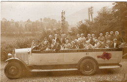 Carte Photo De Jeune Filles élégante Avec Le Chauffeur Du  Car De La Compagnie Du Midi Vers 1930 - Personnes Anonymes