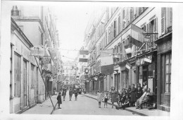 RARE Carte Photo De Femmes , D'hommes Et D'enfant Dans Une Rue Animé  Pour La Libération De Paris En 39-45 - 1939-45