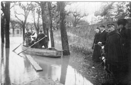 RARE Carte Photo De Femmes élégante Avec Des Hommes Pendant Les Inondation  De  1910 - Identified Persons