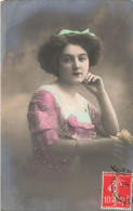 FANTAISIES - Femmes - Femme - Pensive - Tenant Une Fleur Dans Sa Main - Colorisé - Carte Postale Ancienne - Femmes
