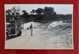 PH - Ph Original - Homme à Côté D’un Camion Avec Deux Hommes Au Sommet Dans Un Endroit Inondé - Anonymous Persons