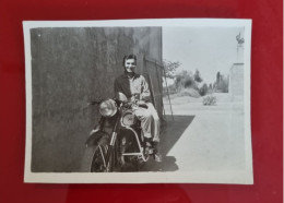 PH - Ph Original - Jeune Homme Souriant Sur Sa Moto - Anonymous Persons