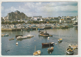 188 DEPT 29 : édit. Artaud Père Et Fils N° 24 : Concarneau Le Port Au Fond L'église - Concarneau