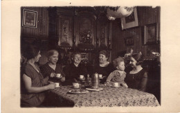 Carte Photo De Femme élégante Prenant Le Café Dans Leurs Maison - Personnes Identifiées