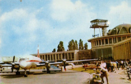 AVIATION CIVILE : QUADRIMOTEUR à HÉLICES - ILYUSHIN 'IL 18' - AÉROPORT De BUCAREST - BANEASA ~ 1960 - '965 - RRR (an613) - 1946-....: Modern Tijdperk