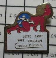 3417 Pin's Pins / Beau Et Rare / MEDICAL / BEBE A QUATRE PATTES VOTRE SANTE NOUS PREOCCUPE NICOLE DOUSSON - Medical