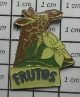 3417 Pin's Pins / Beau Et Rare / ALIMENTATION / BONBONS FRUTOS FLEUR BLANCHE ET GIRAFE - Levensmiddelen