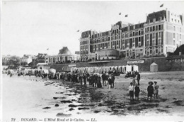 Dinard. L'hotel Royal Et Le Casino, Rassemblement De Notables Sur La Plage. - Dinard