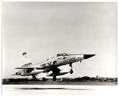 NORTHROP F-5 FIGHTER. Avion Supersonique N° F-988 Au Décollage.  2 SCAN. - Luftfahrt