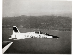 NORTHROP T-38 TRAINER, 1er Avion Supersonique.N° TF-825, Année 1960. Voir Toutes Mes Annonces Sur NORTHROP. 2 SCAN. - Luftfahrt