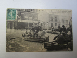 75 PARIS LA CRUE DE LA SEINE  INONDATIONS DE 1910 PONTONNIERS SUR BACHOTS ET MARINS SUR YOUYOIUS SECOURS SINISTRES - Alluvioni Del 1910