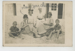 LE TOUQUET PARIS PLAGE - Belle Carte Photo Femmes & Enfants Posant Assis Dans Le Sable Devant Cabines De Plage En 1924 - Le Touquet