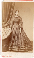 Photo CDV D'une Femme élégante Posant Dans Un Studio Photo A Paris Avant 1900 - Oud (voor 1900)