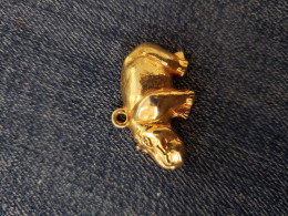 HIPPOPOTAME DORE AVEC BELIERE WWF 1986 - FEVE EN METAL - Animaux