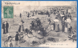 CPA  - CALVADOS - TROUVILLE - LES JEUX SUR LE SABLE - Grosse Animation - Trouville