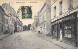 CPA 95 MOISSELLES LA GRANDE RUE Voir Charcuterie Vins épicerie Maison E.Beuf - Moisselles