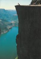 1 AK Norwegen * Der 600 Meter Hohe Preikestolen - Eine Natürliche Felsplattform Am Lysefjord * - Norvège