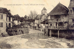 CPA - SALIES DE BEARN - VIEILLES MAISONS SUR LA SALEYS  (CARTE NOIR ET BLANC) - Salies De Bearn