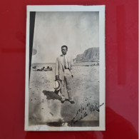 PH - Ph Original - Homme En Costume Et Chapeau Marchant Sur La Plage 1931 - Anonymous Persons