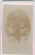 Photo CDV De Deux Jeune Fille élégante Posant Assise Dans Leurs Jardin - Anciennes (Av. 1900)
