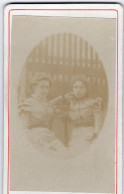 Photo CDV De Deux Jeune Fille élégante Posant Assise Dans Leurs Jardin - Old (before 1900)