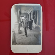 PH - Ph Original - Homme En Costume Et Chapeau Marchant Dans Les Rues De La Ville, Argentine 1924 - Personas Anónimos