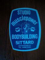 AUTOCOLLANT STUDIO MUSCLEPOWER – BODYBUILDING - FITNESS HALTERES SPORT – SITTARD OVERHOVEN -  PAYS-BAS NEDERLAND HOLLAND - Pegatinas