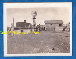 Photo Ancienne Snapshot - USA - Beau Portrait Pére & Sa Fille Devant Une éolienne - Mars 1930 - Ferme Moulin à Vent - Lugares