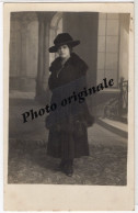 Carte Photo Originale Studio Années 1900 - Jeune Femme élégante Avec Beau Chapeau Manteau Belle Robe Belles Chaussures - Ancianas (antes De 1900)